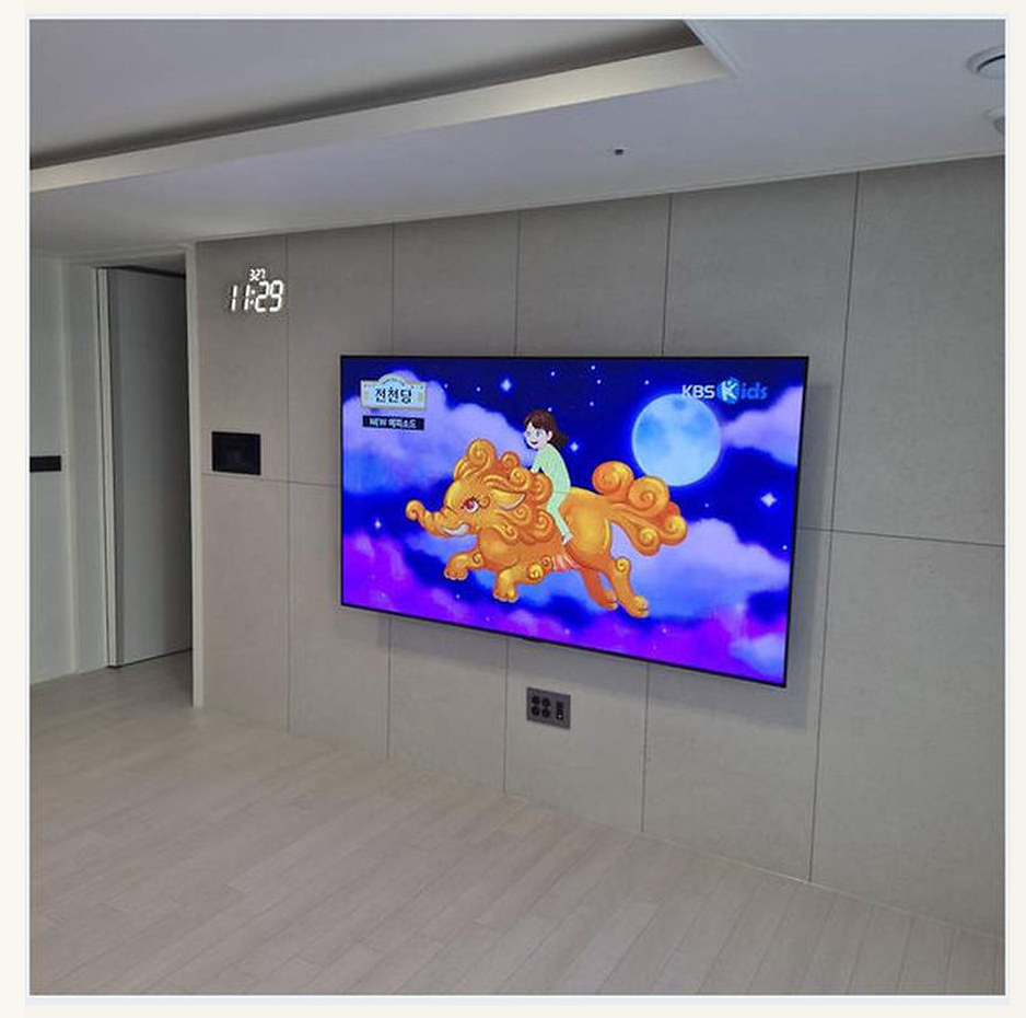 인천 TV 설치 참고 이미지 1 65인치 장식장 철거 뒤 콘센트 위치 벽걸이 거치대 선정리 사진