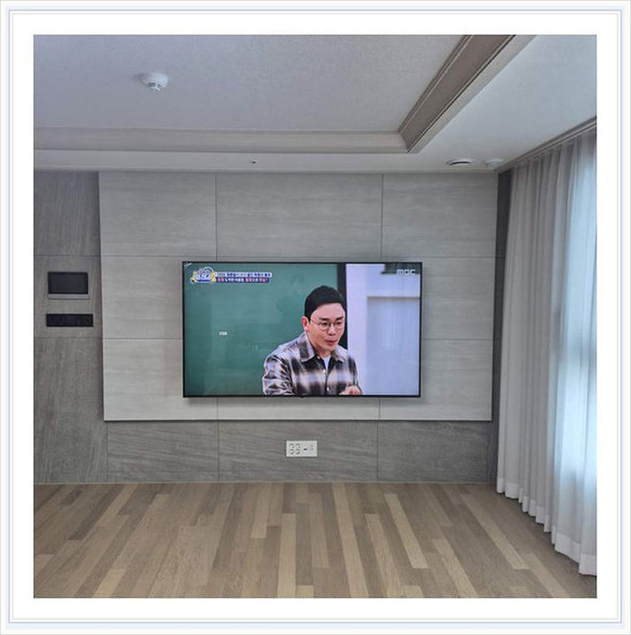 성동구 TV 설치 참고 이미지 2 83인치 전원·HDMI 배치와 사운드바 간격 벽걸이 거치대 선정리 사진