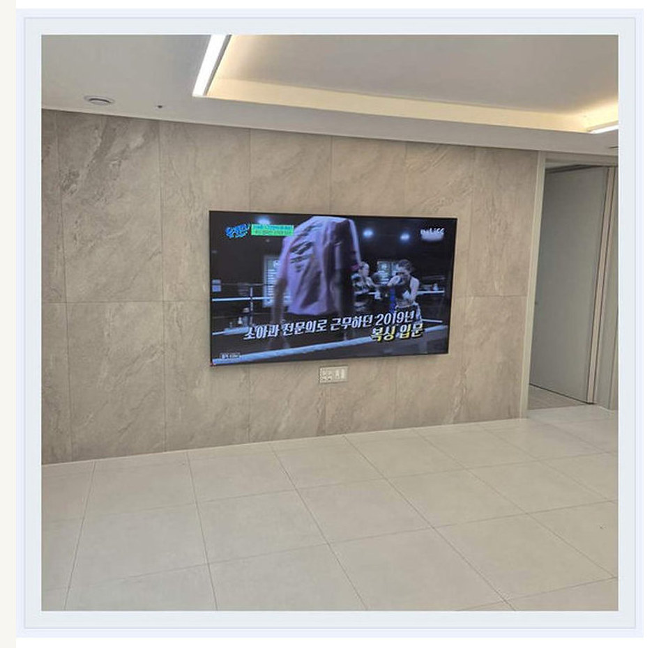 은평구 TV 설치 참고 이미지 1 55인치 후면 입력 단자와 케이블 여유 벽걸이 거치대 선정리 사진