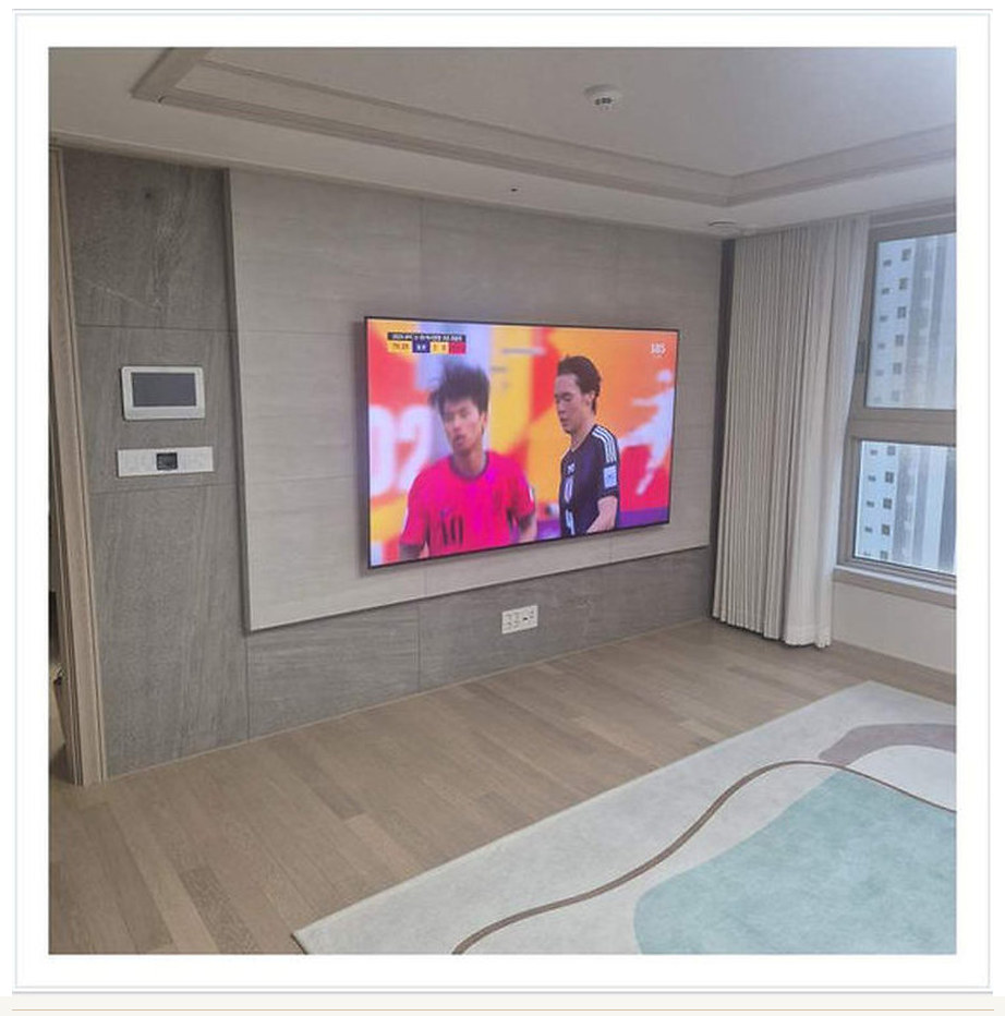양천구 TV 설치 참고 이미지 3 98인치 벽에 걸린 상태의 유지관리 동선 벽걸이 거치대 선정리 사진