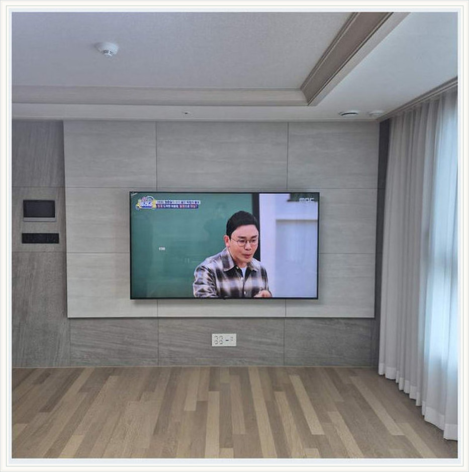 강서구 TV 설치 참고 이미지 1 70인치 화면 중앙과 가구 동선 벽걸이 거치대 선정리 사진