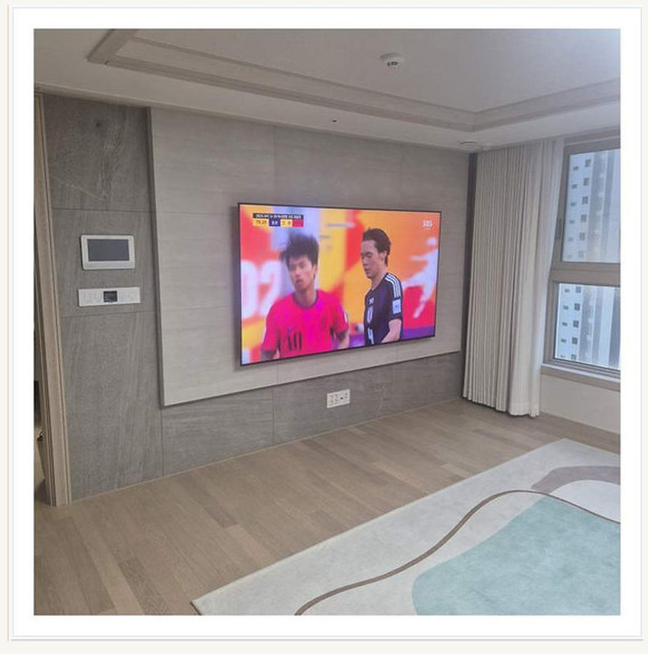 구로구 TV 설치 참고 이미지 1 75인치 TV 무게와 기존 거치대 재사용 벽걸이 거치대 선정리 사진