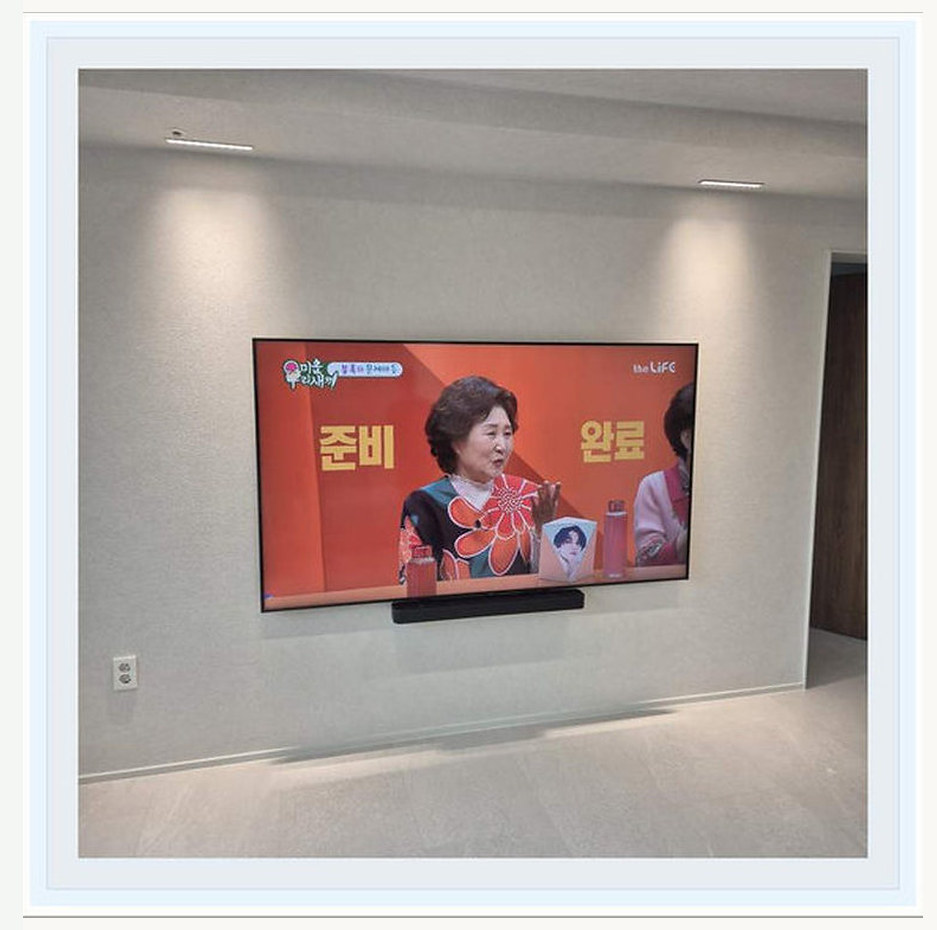 송파구 TV 설치 참고 이미지 1 70인치 장식장 철거 뒤 콘센트 위치 벽걸이 거치대 선정리 사진