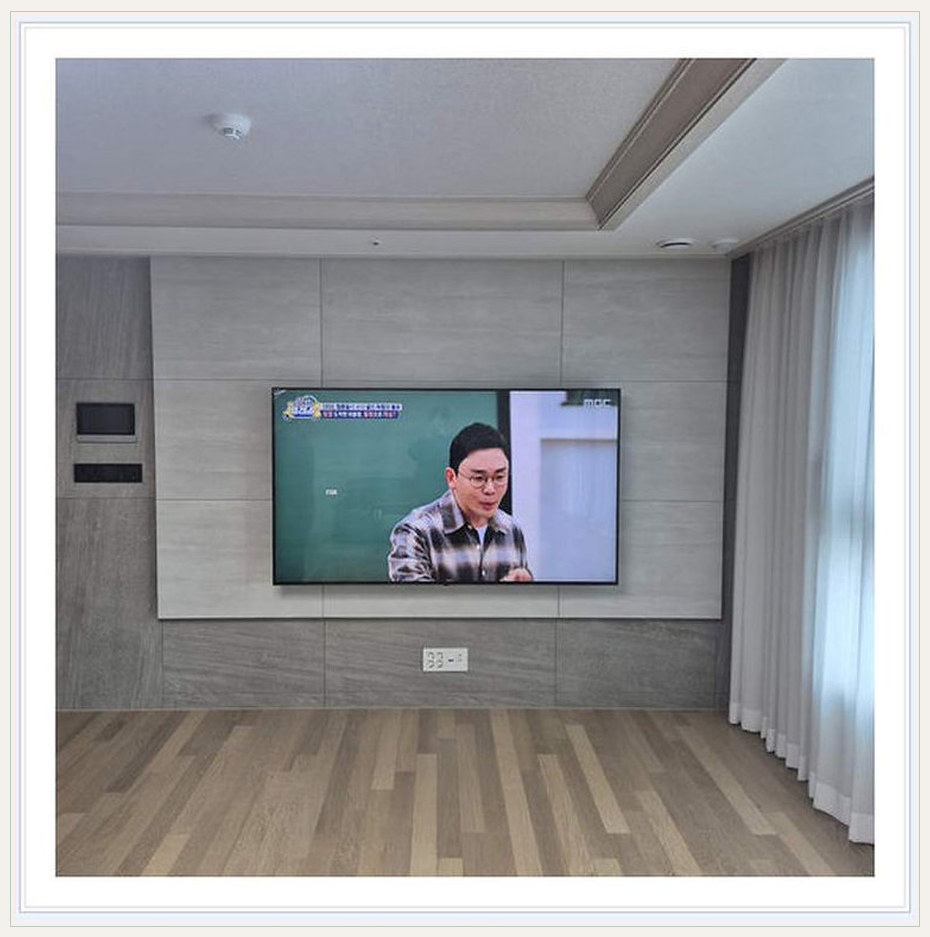 부천 TV 설치 참고 이미지 3 83인치 가벽 보강과 설치 높이 벽걸이 거치대 선정리 사진