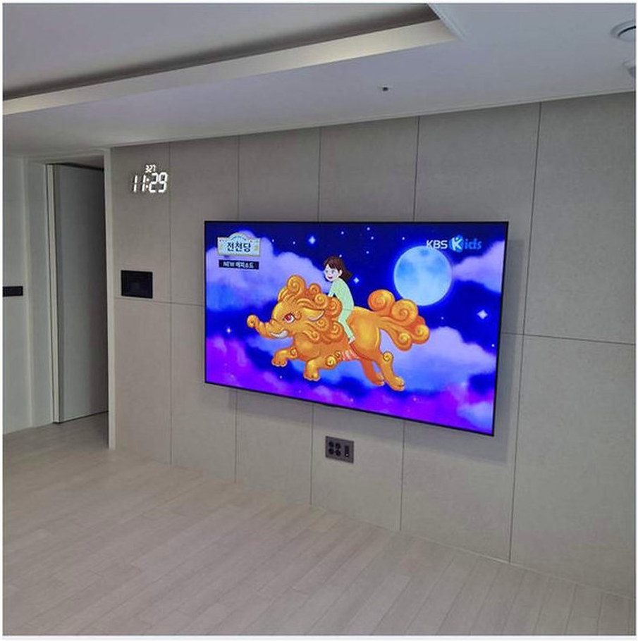 시흥 TV 설치 참고 이미지 1 55인치 벽면 지지층과 전원 접근성 벽걸이 거치대 선정리 사진
