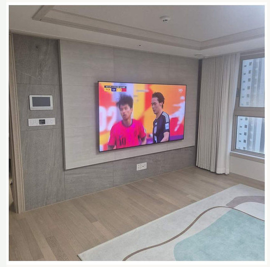 안산 TV 설치 참고 이미지 3 100인치 반입 경로와 안전한 작업 인원 벽걸이 거치대 선정리 사진