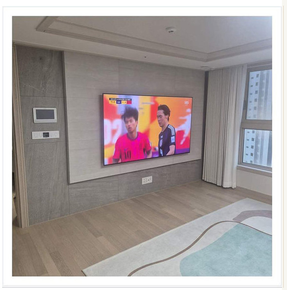 군포시 TV 설치 참고 이미지 2 85인치 TV 외형 폭과 거치대 규격 벽걸이 거치대 선정리 사진