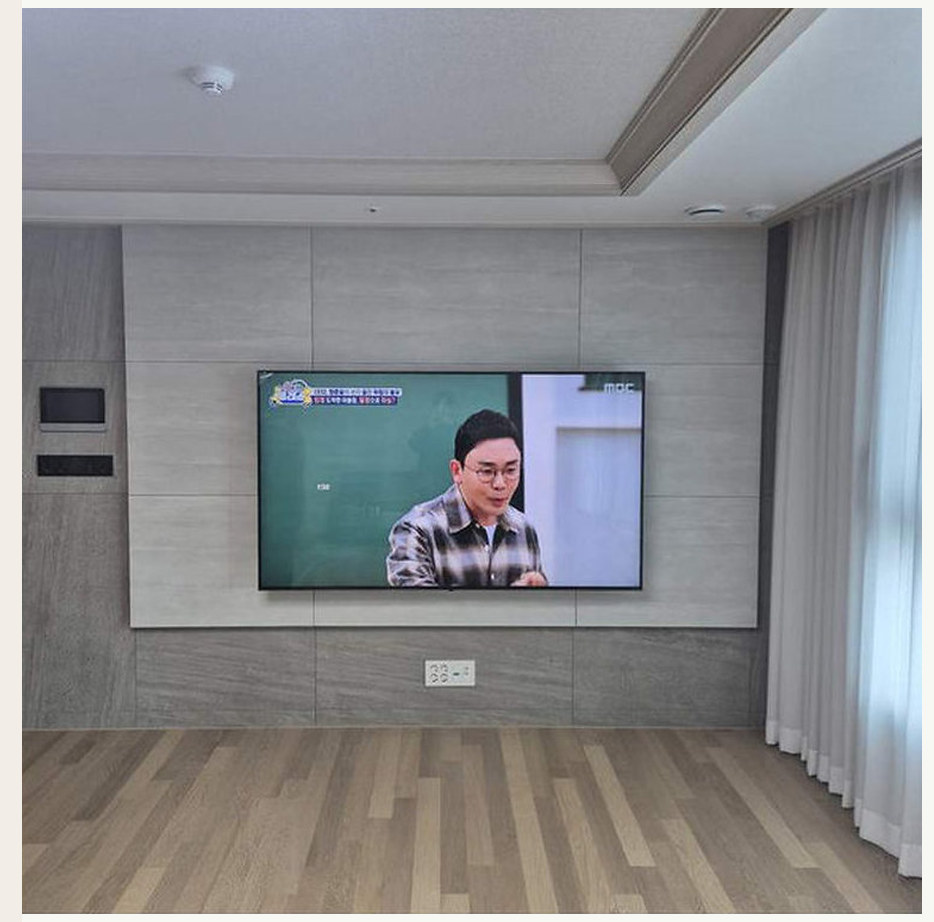 화성시 TV 설치 참고 이미지 3 98인치 벽에 걸린 상태의 유지관리 동선 벽걸이 거치대 선정리 사진