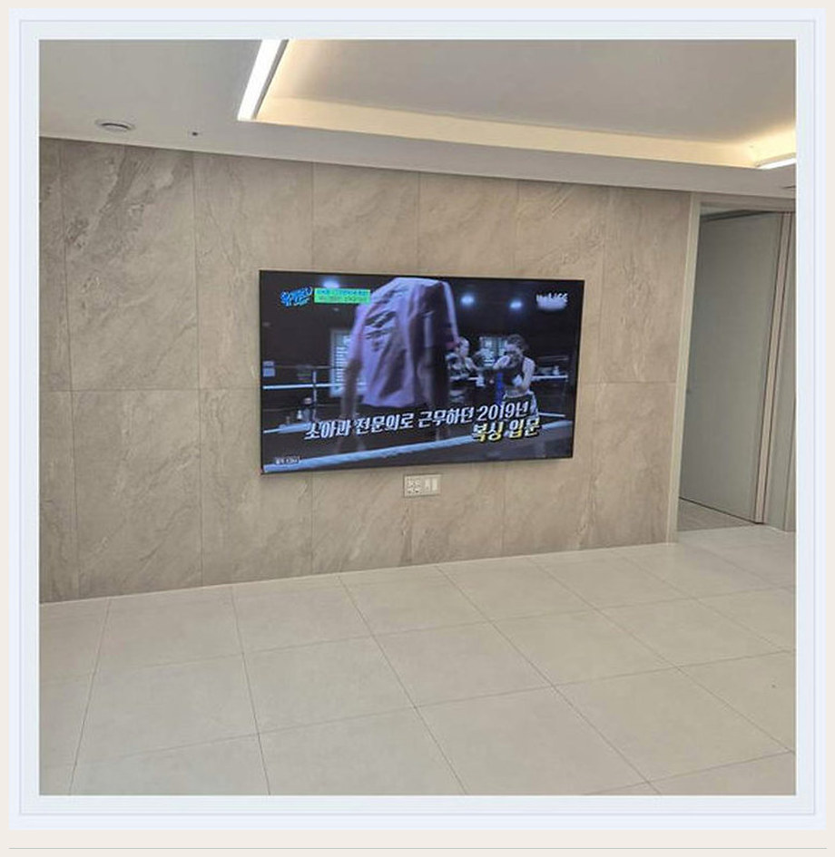 이천시 TV 설치 참고 이미지 1 55인치 후면 입력 단자와 케이블 여유 벽걸이 거치대 선정리 사진
