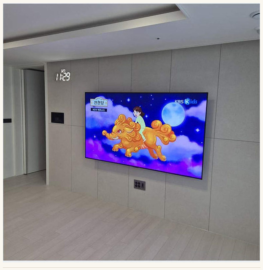계양구 TV 설치 참고 이미지 3 98인치 벽에 걸린 상태의 유지관리 동선 벽걸이 거치대 선정리 사진